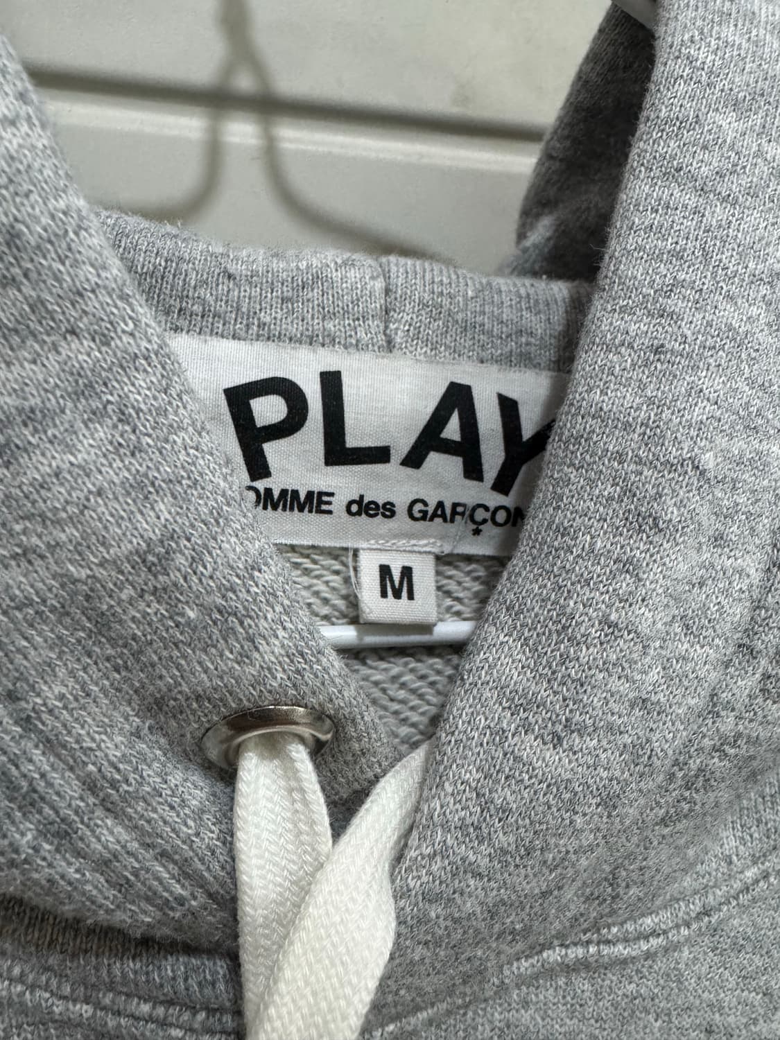 [M] 꼼데가르송 플레이 레드 와펜 후드티 상품이미지3