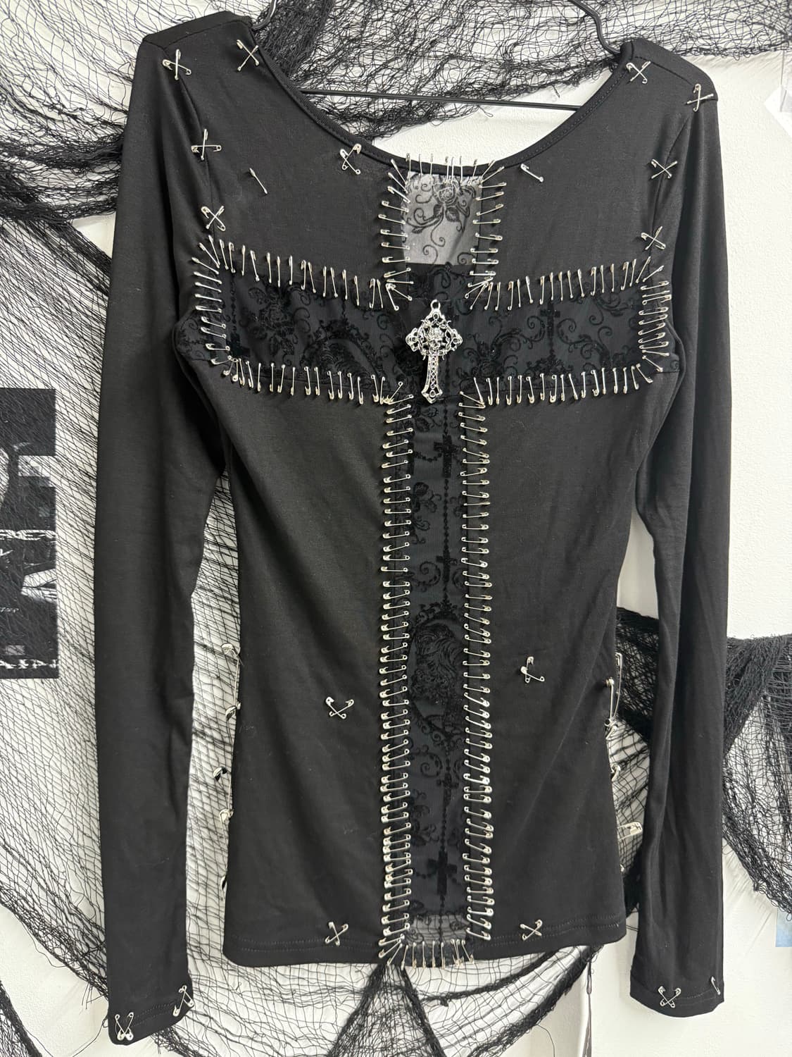 Gothic pin detailed longsleeve 상품이미지4