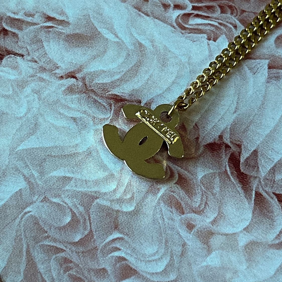 [한정컬러] 샤넬 라벤더 크리스탈 로고 업사이클링 골드 목걸이 상품이미지3