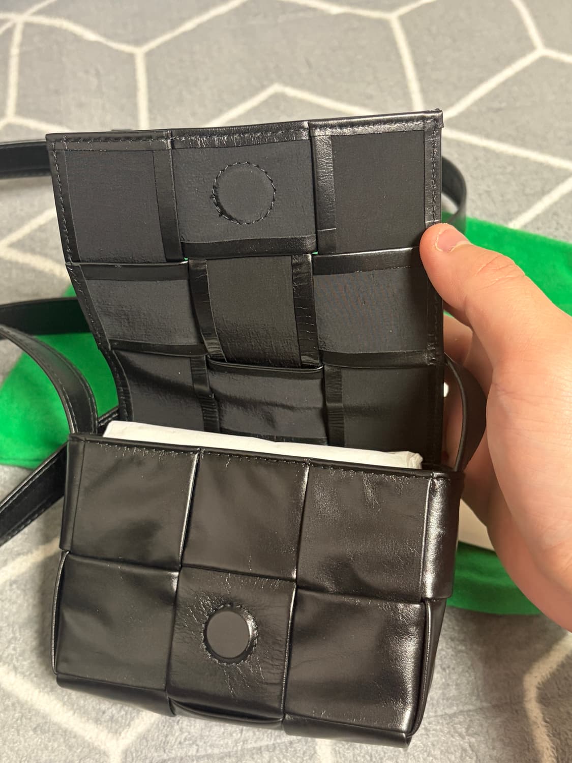 보테가베네타 미니 레더 카세트백 블랙 유광 상품이미지4