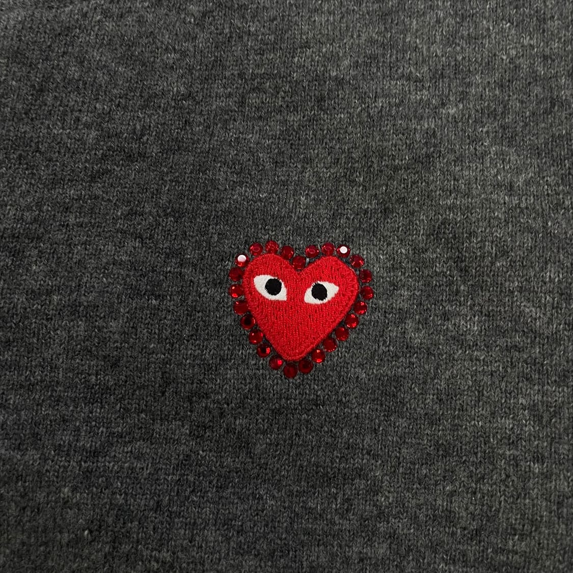 꼼데가르송 x 라인스톤 25ss 큐빅 하트 와펜 라운드 가디건 상품이미지4