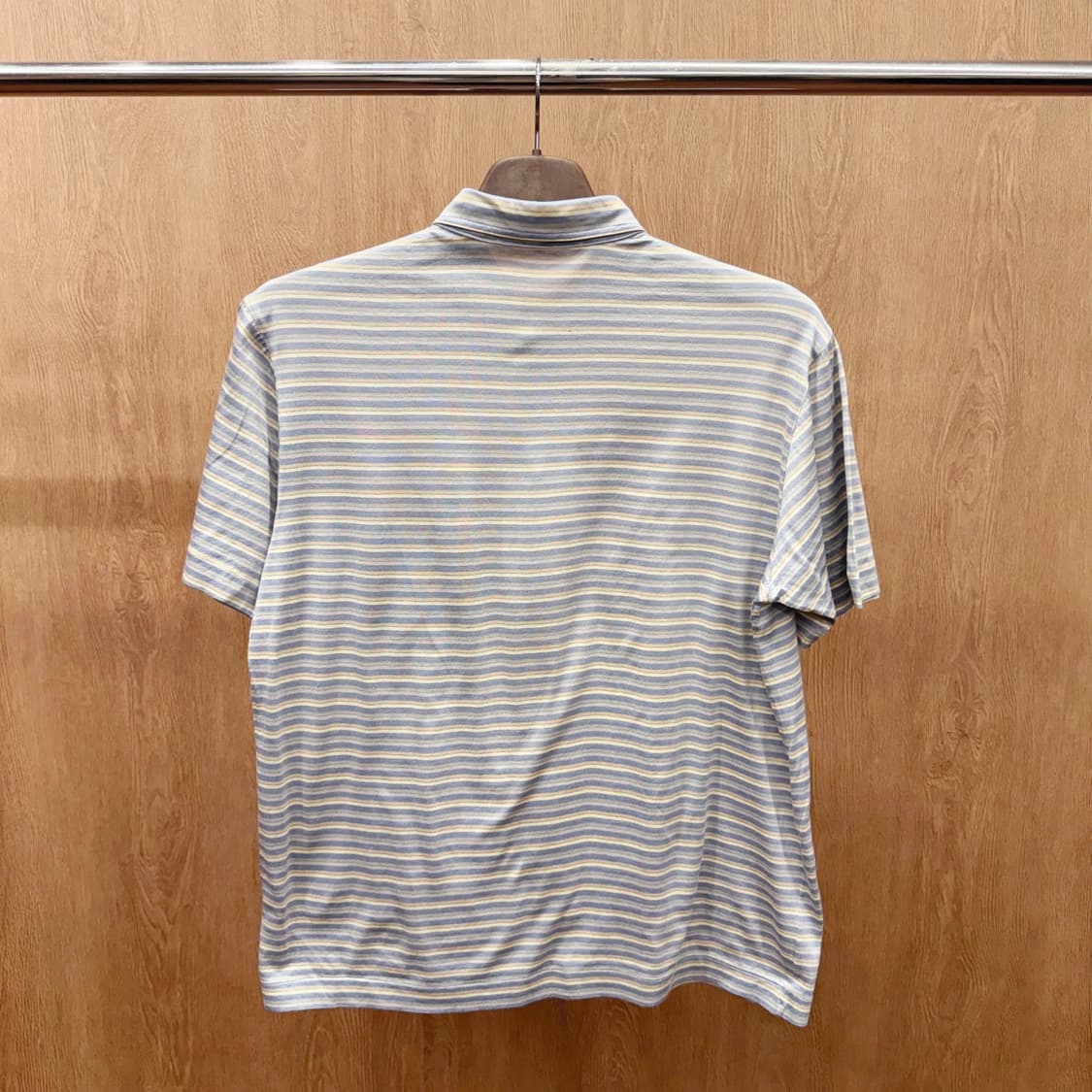 지방시 젠틀맨 스트라이프 카라 반팔 티셔츠 가슴포켓 디테일 상품이미지3