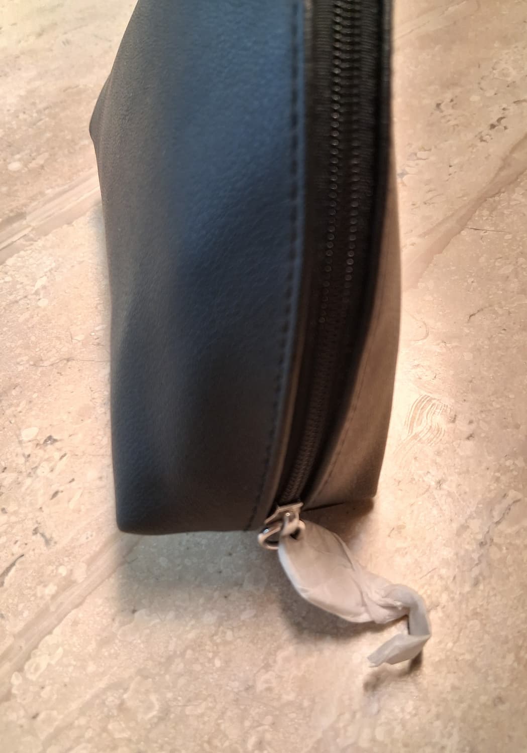 지방시 Givenchy 블랙 반달 가죽 파우치 (새제품) 상품이미지5