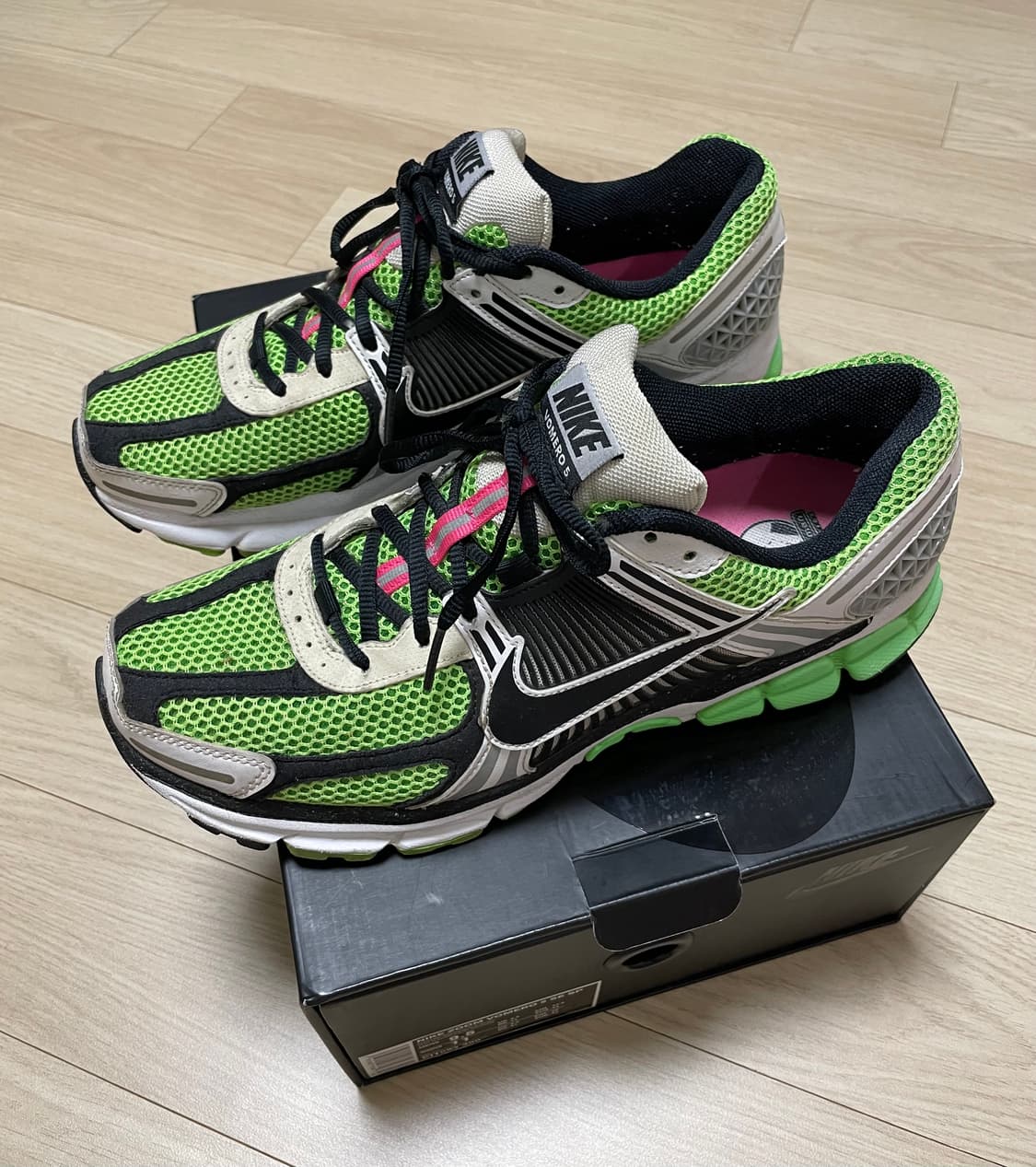 [275] 나이키 줌보메로5 일렉트릭 그린 상품이미지2