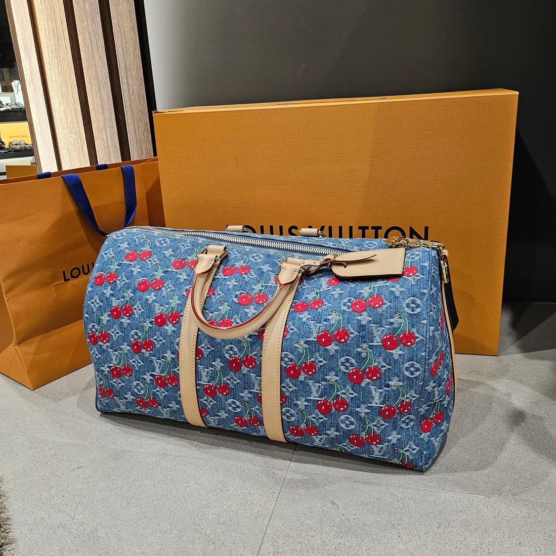 루이비통 x 무라카미 타카시 키폴 반둘리에 45 모노그램 체리 데님 상품이미지5