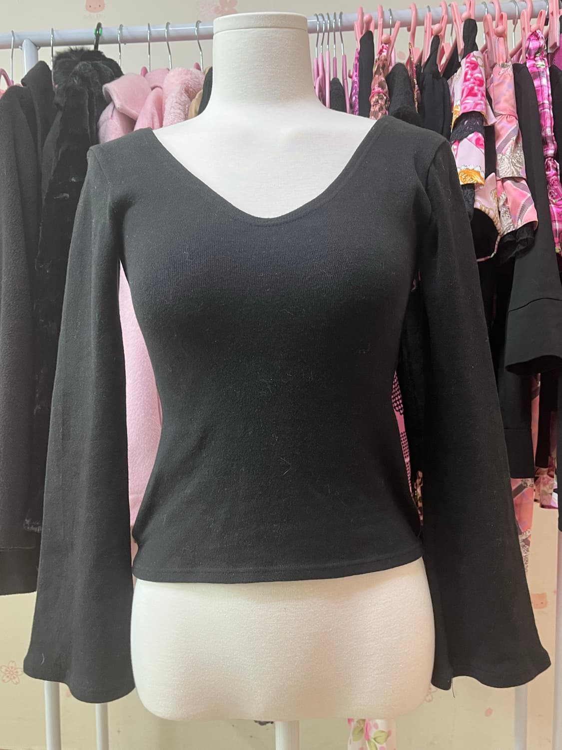 갸루 브이넥 블랙 백트임 탑 상품이미지2