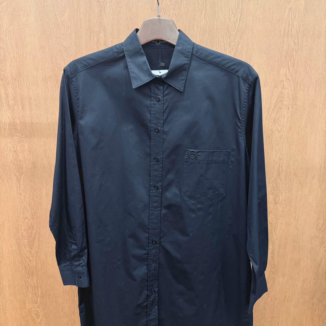 프레드 페리 클래식 롱 셔츠 미니멀 월계수 로고 자수 포켓 디테일 블랙 상품이미지4
