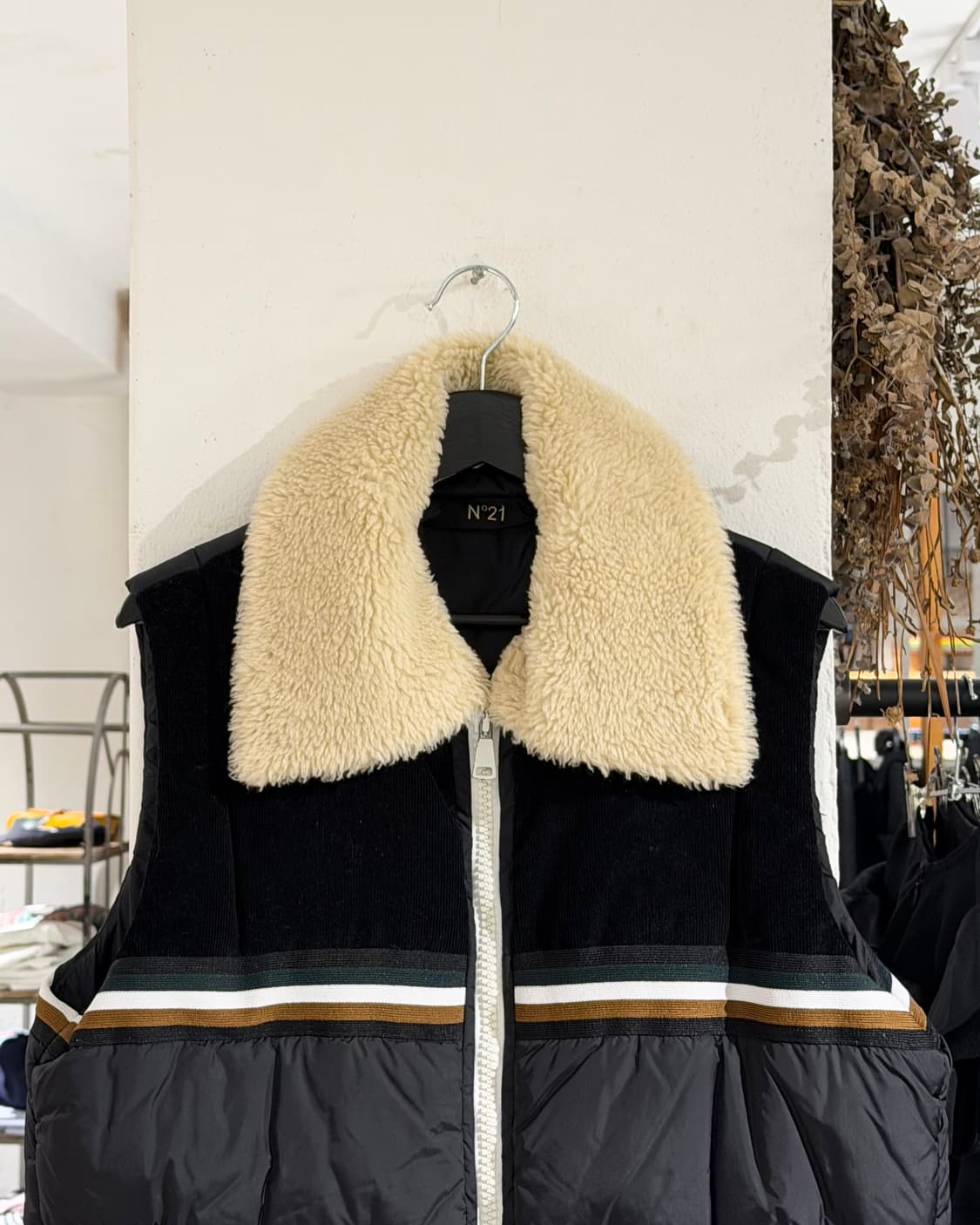 n21 블랙 스트라이프 화이트 퍼 카라 패딩 베스트 상품이미지4