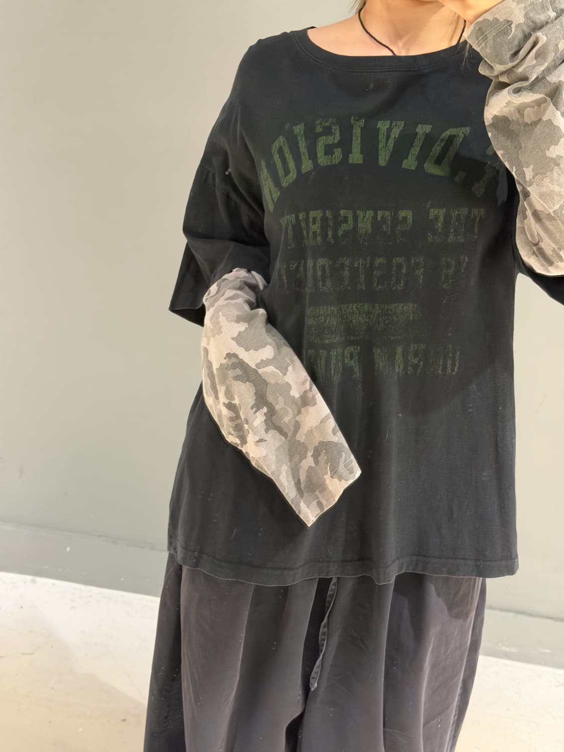 camo sleeve layered lettering tee 상품이미지3