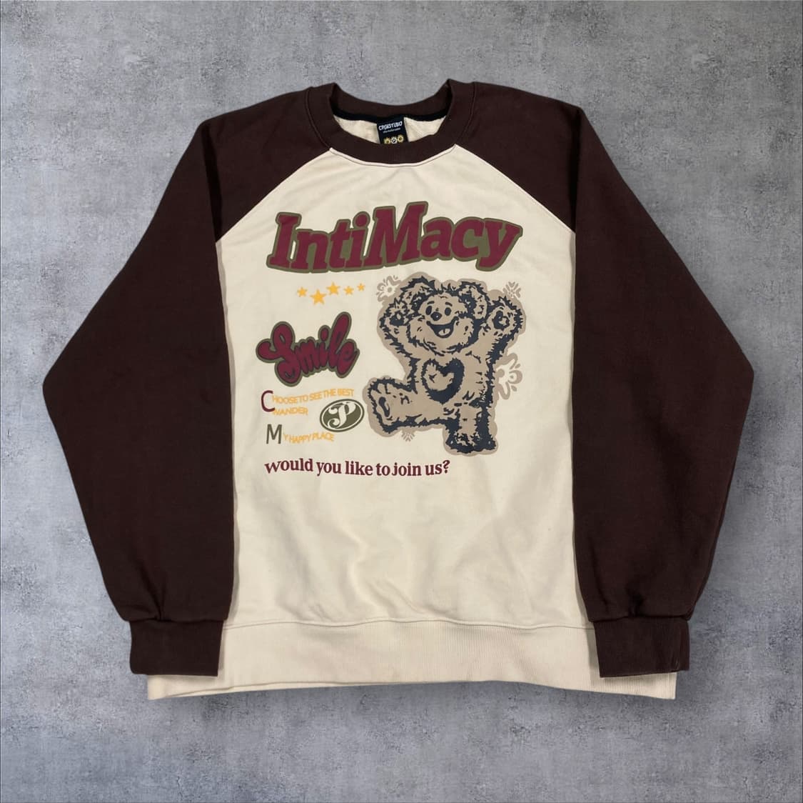 꼼파뇨 스튜디오 믹스 컬러 프린팅 빅로고 맨투맨 상품이미지1