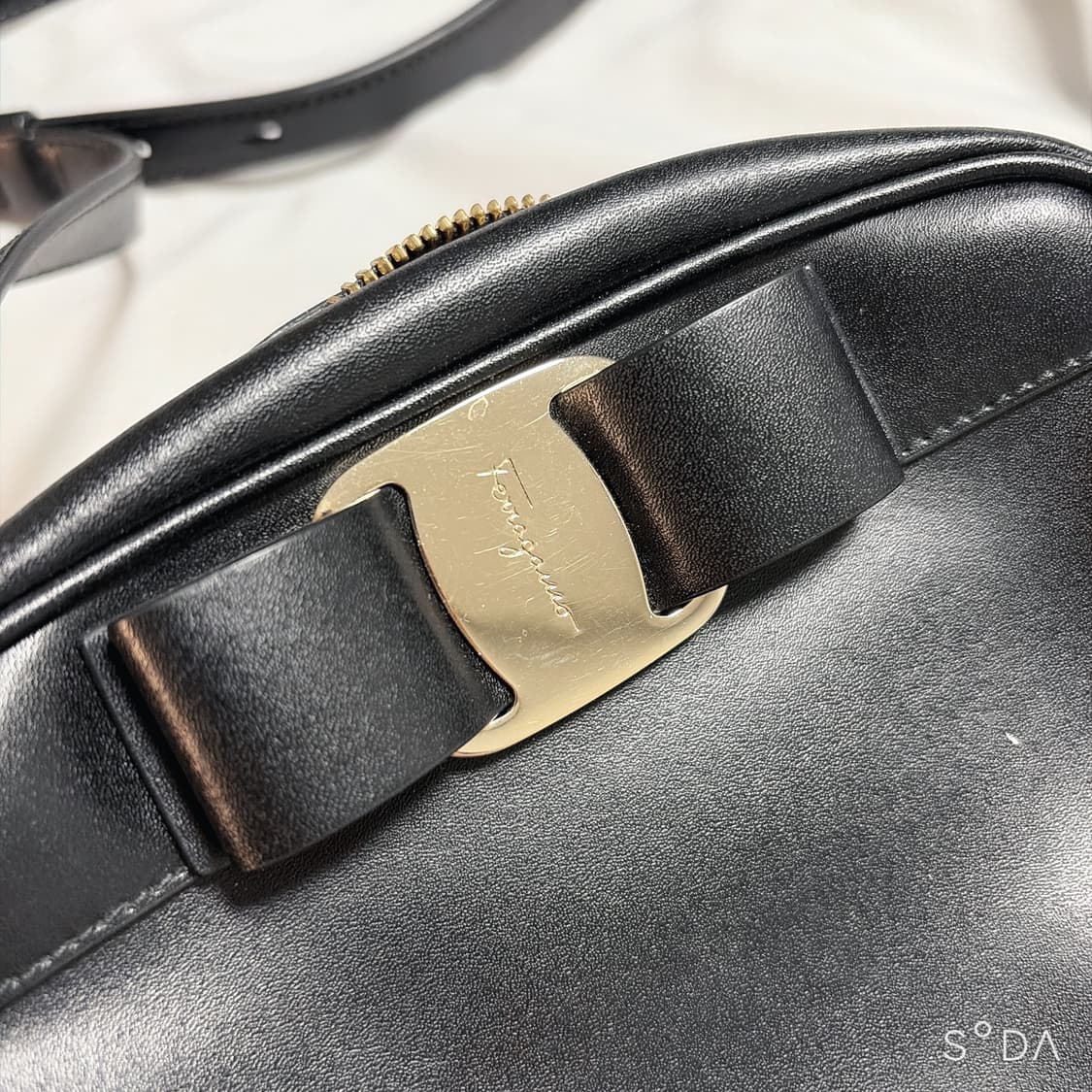 페라가모 블랙 미니 크로스백 상품이미지2