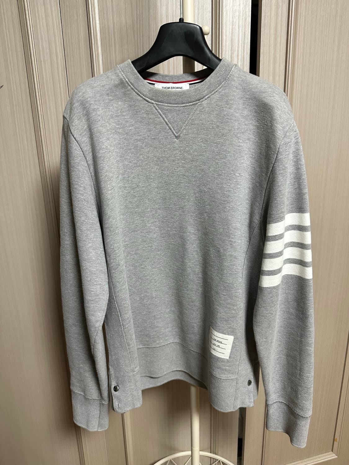 톰브라운 맨투맨 그레이 상품이미지1