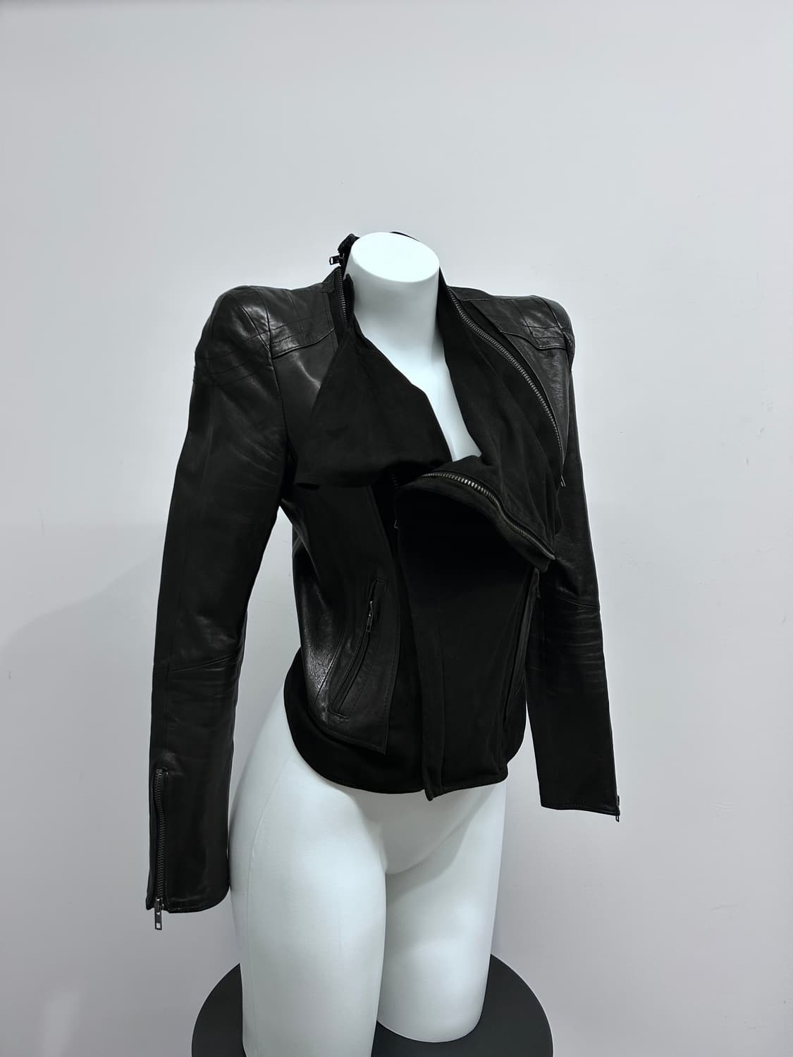 드레이프 넥 풀 오버 지퍼 램스킨 자켓 상품이미지5