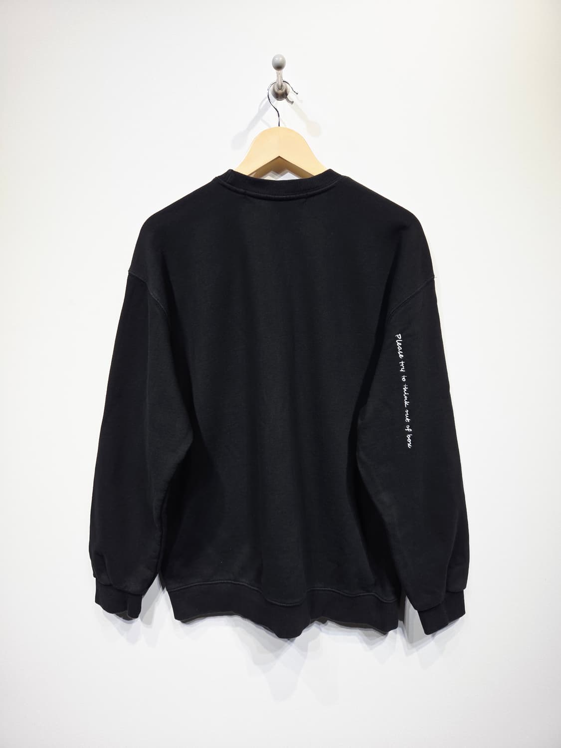 꼼파뇨(Compagno) 유니크 자수 블랙 맨투맨 상품이미지7