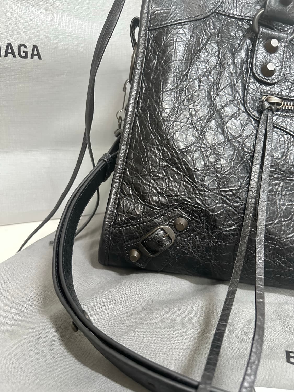 [새상품급 정품] 발렌시아가 르 시티 모터백 미디움 블랙 상품이미지7
