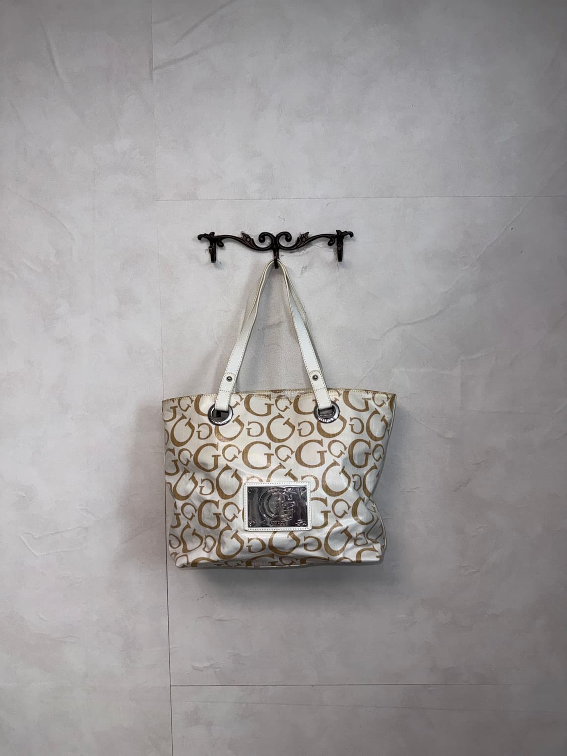 Guess ivory logo tote bag 상품이미지1