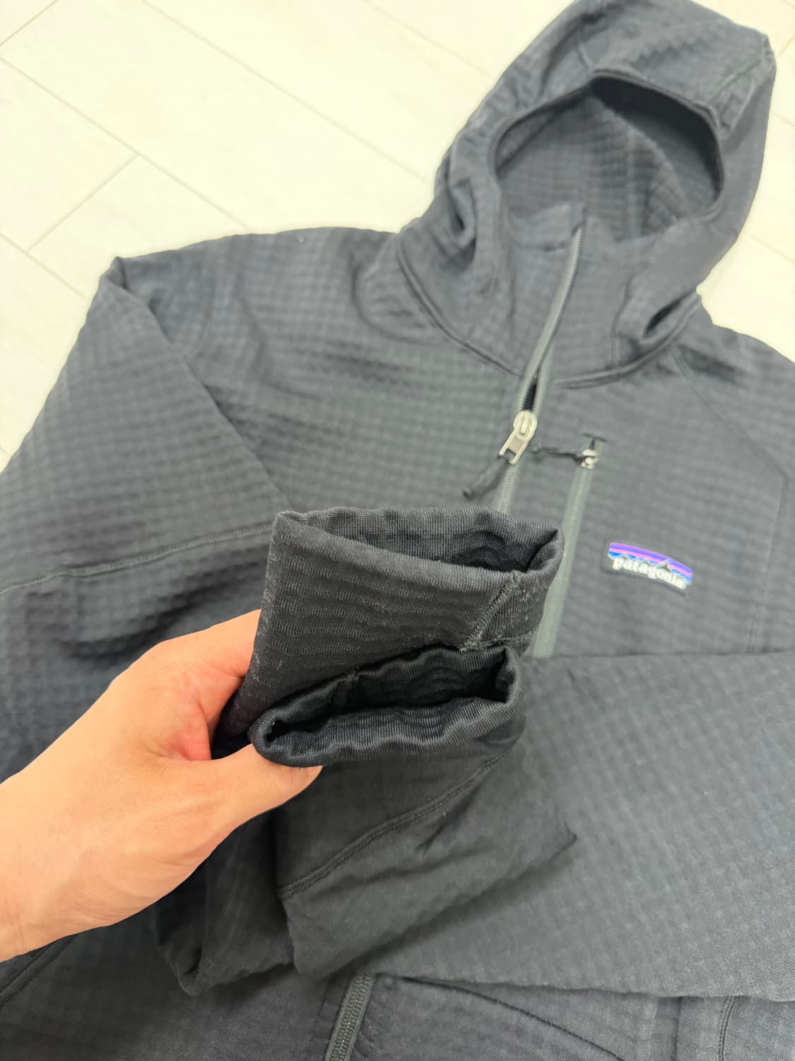 파타고니아 R1 풀집 후디 S 사이즈  상태 9.7/10  사진찍고 절대 상품이미지2