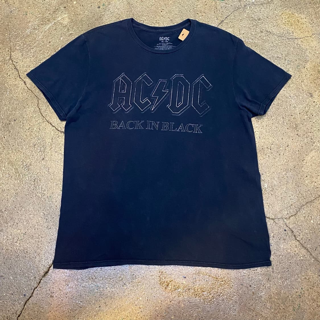 ACDC 백 인 블랙 프린팅 반팔티 상품이미지1