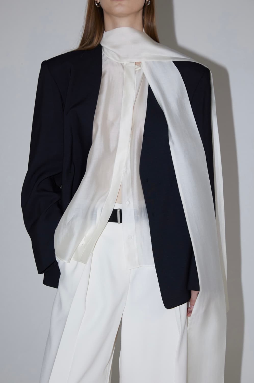 르네제이 OUR TIE BLOUSE - BLACK 상품이미지4