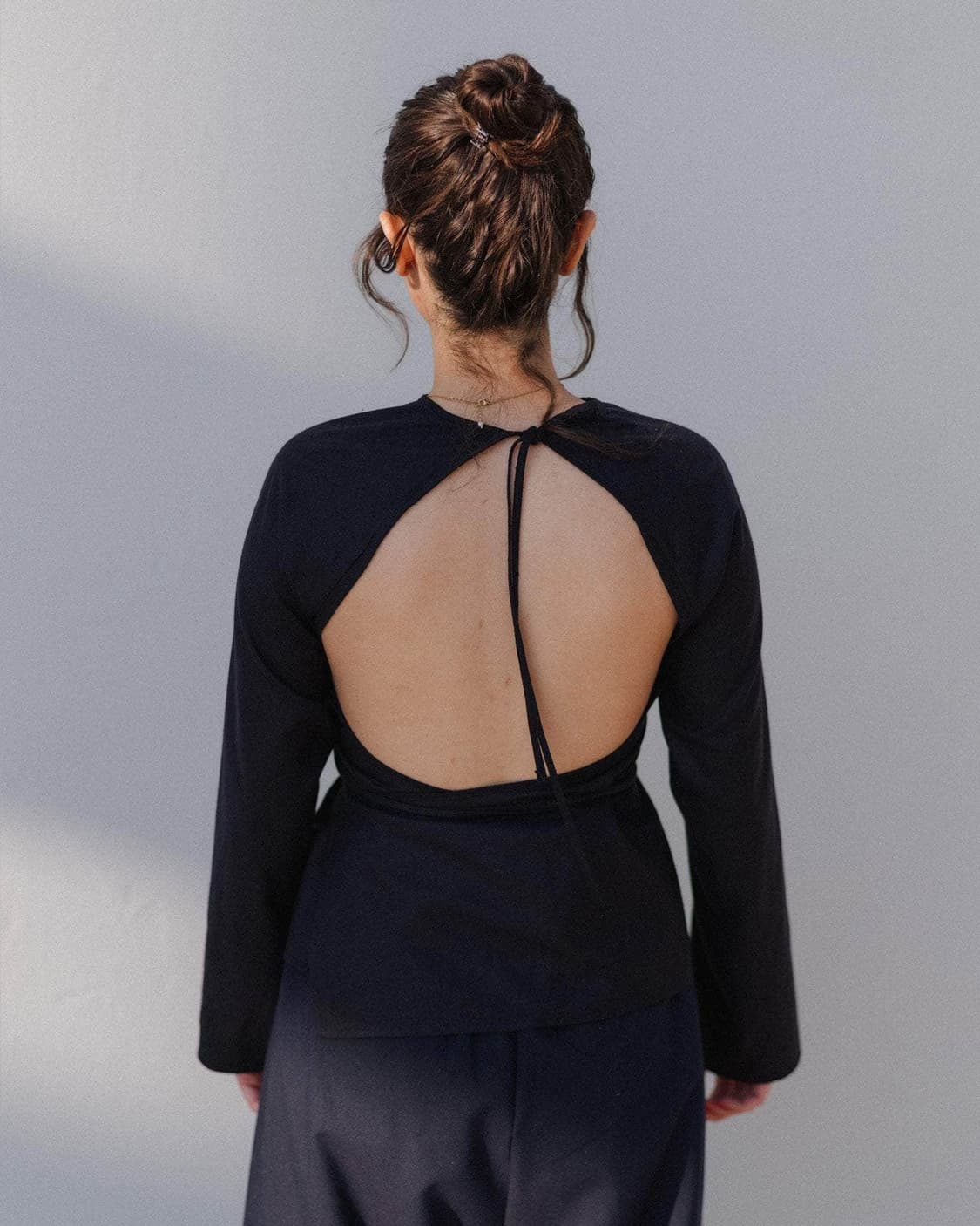 [XS,S,M]베이스레인지 25fw Apron 랩 롱 슬리브리스 탑/블랙 상품이미지1