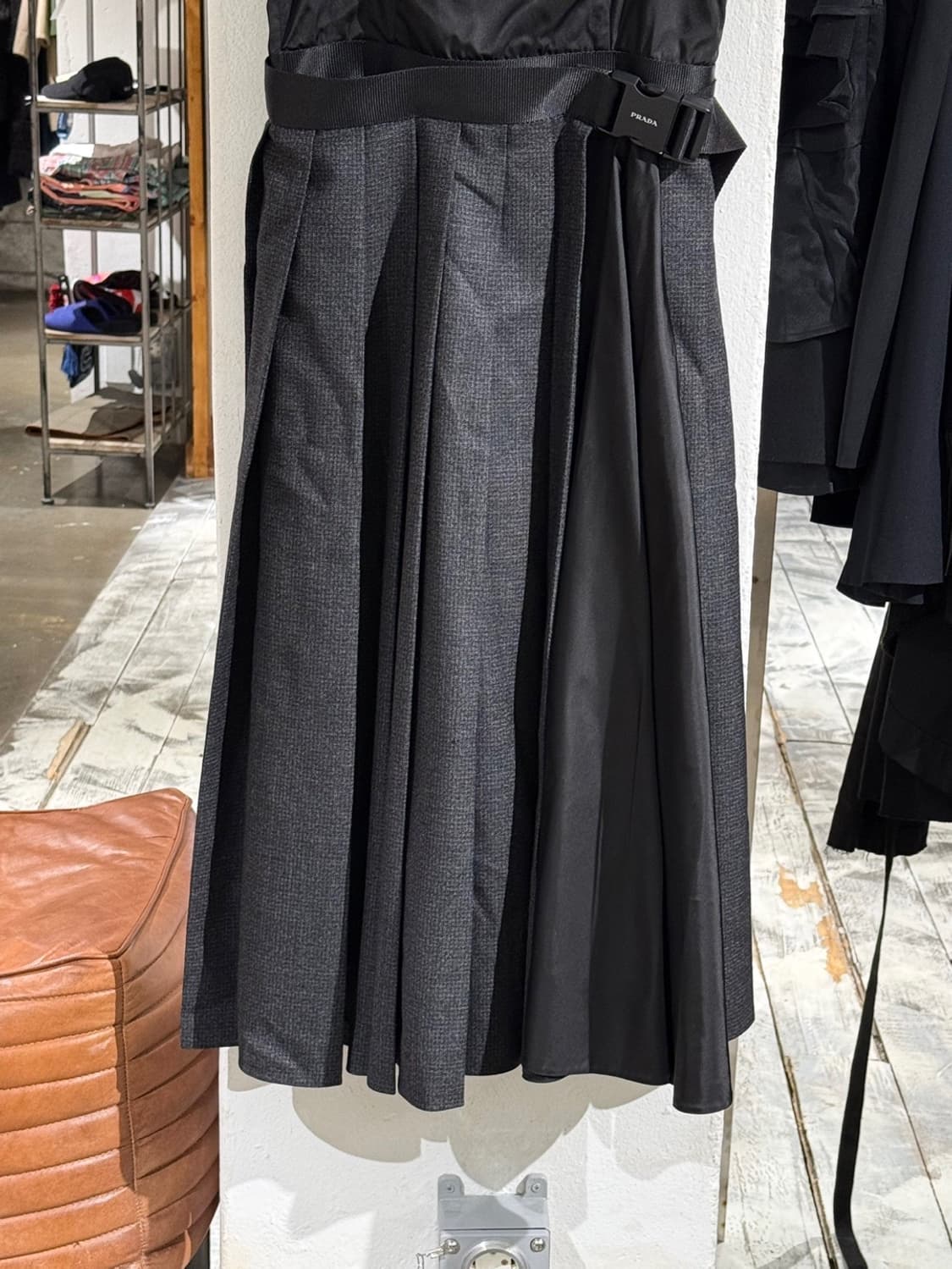 프라다 블랙 리나일론 울 플리츠 버클 드레스 상품이미지3