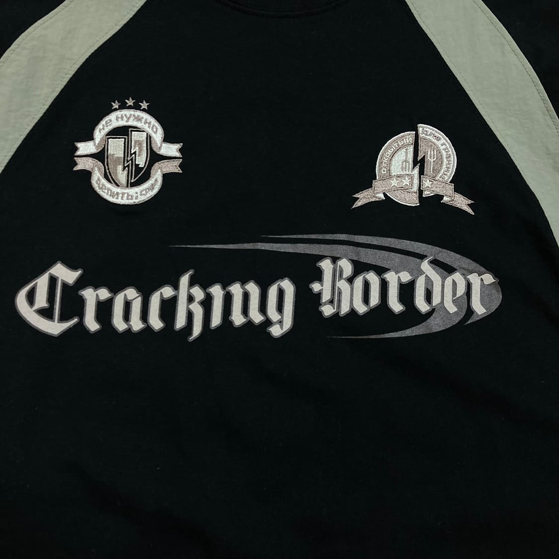 꼼파뇨 스튜디오 Cracking 블랙 레글런 반팔티 상품이미지2