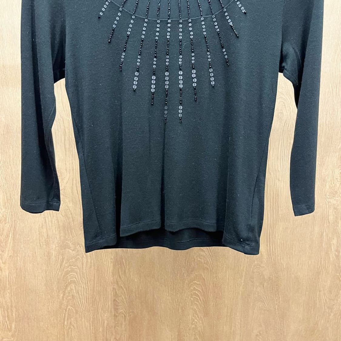 랑방 컬렉션 7부 블라우스 스퀘어넥 비즈 자수 디테일 슬림핏 블랙 상품이미지5