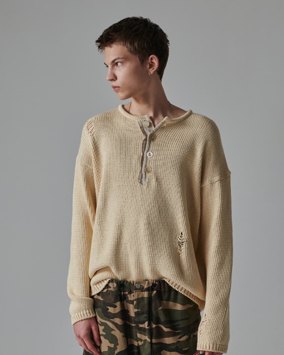 비욘드클로젯 아카이브 헤비 웨이트 코튼 데미지 디테일 헨리넥 니트 상품이미지1