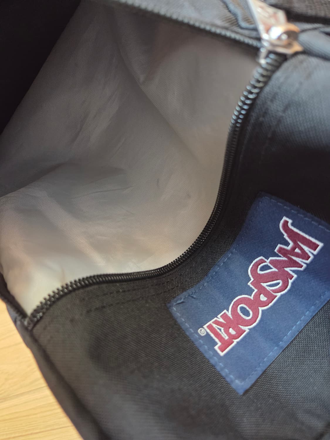 잔스포츠 빅스튜던트 백팩 블랙 색상입니다. 학생분들이나 짐 많으신 분들이 상품이미지6