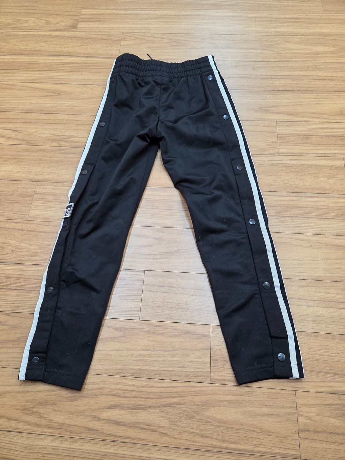 아디다스 아디브레이크 트랙 팬츠 130사이즈입니다. 블랙 색상에 흰색 삼 상품이미지2