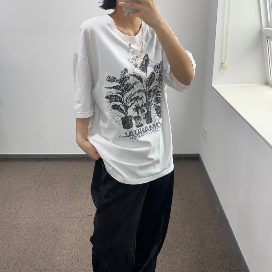 Nomanual 노메뉴얼 그래픽 화이트 반팔 상품이미지2