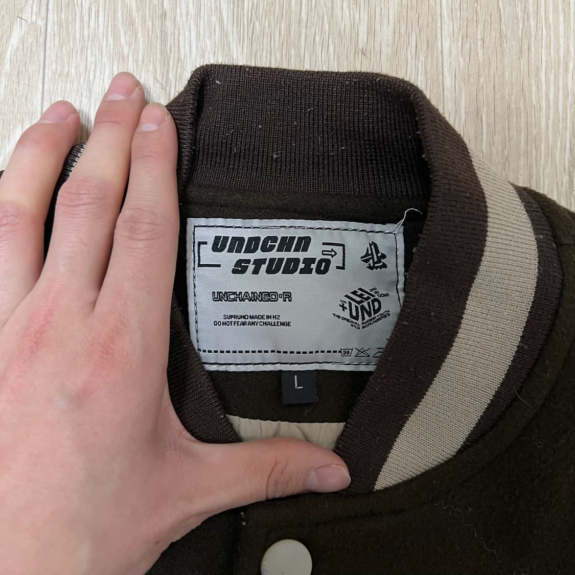 언체인드 스튜디오 빅로고 바시티자켓 L/100  상품이미지5