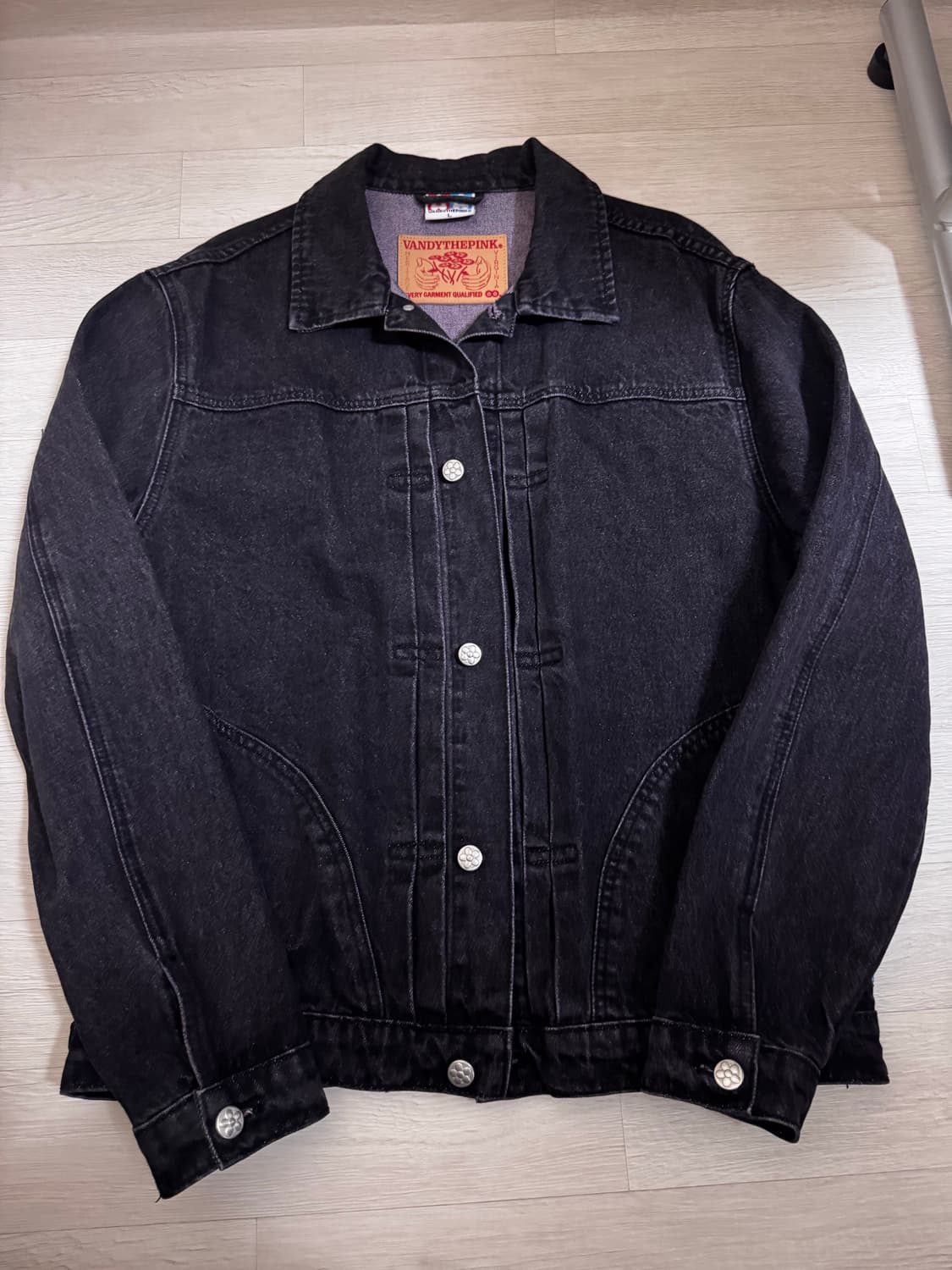 반디 더 핑크 그래비티 데님 자켓 L 사이즈 판매합니다. 상품이미지1