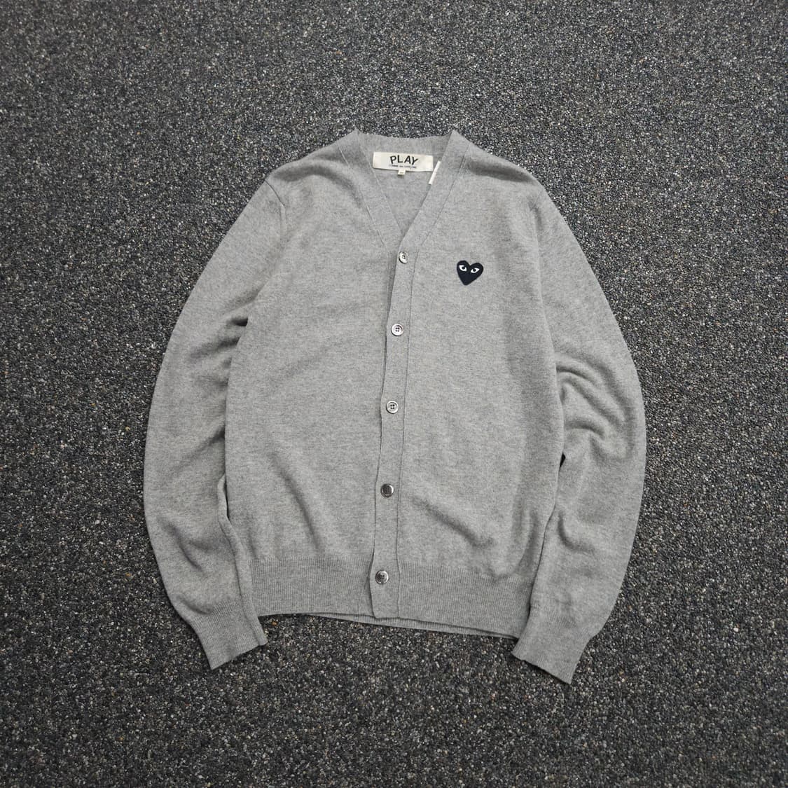 꼼데가르송 플레이 블랙 와펜 미니멀 가디건 (M) 상품이미지1