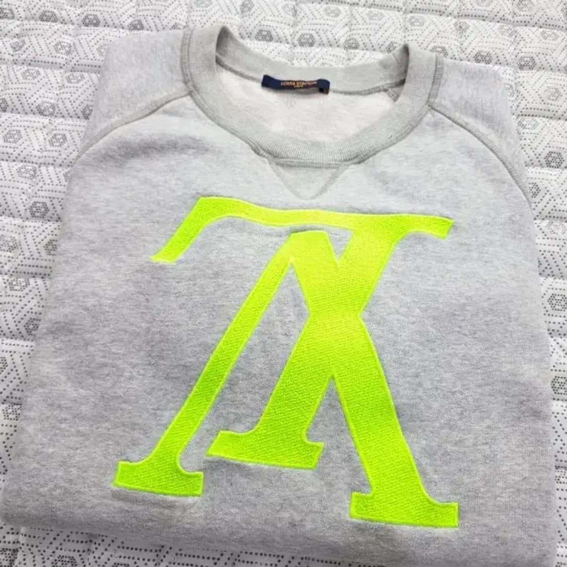 루이비통 네온 로고 맨투맨 그레이 L (드라이완료) 상품이미지7