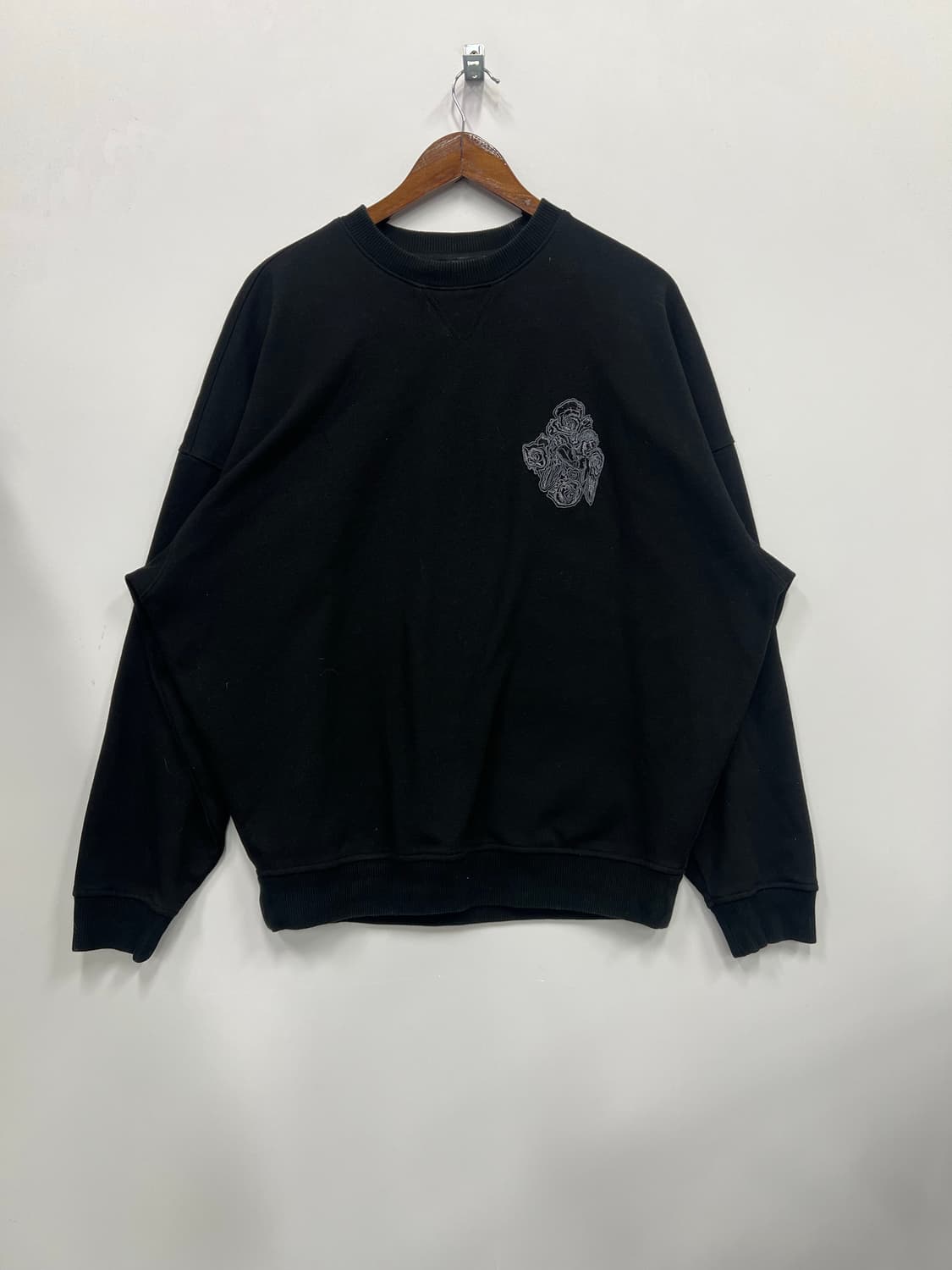 SONGZIO 블랙 맨투맨 상품이미지1