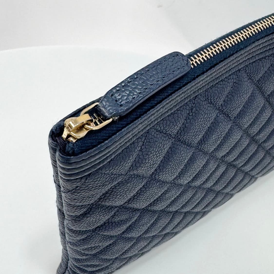 샤넬 캐비어 보이 클러치백 라지 네이비 상품이미지8