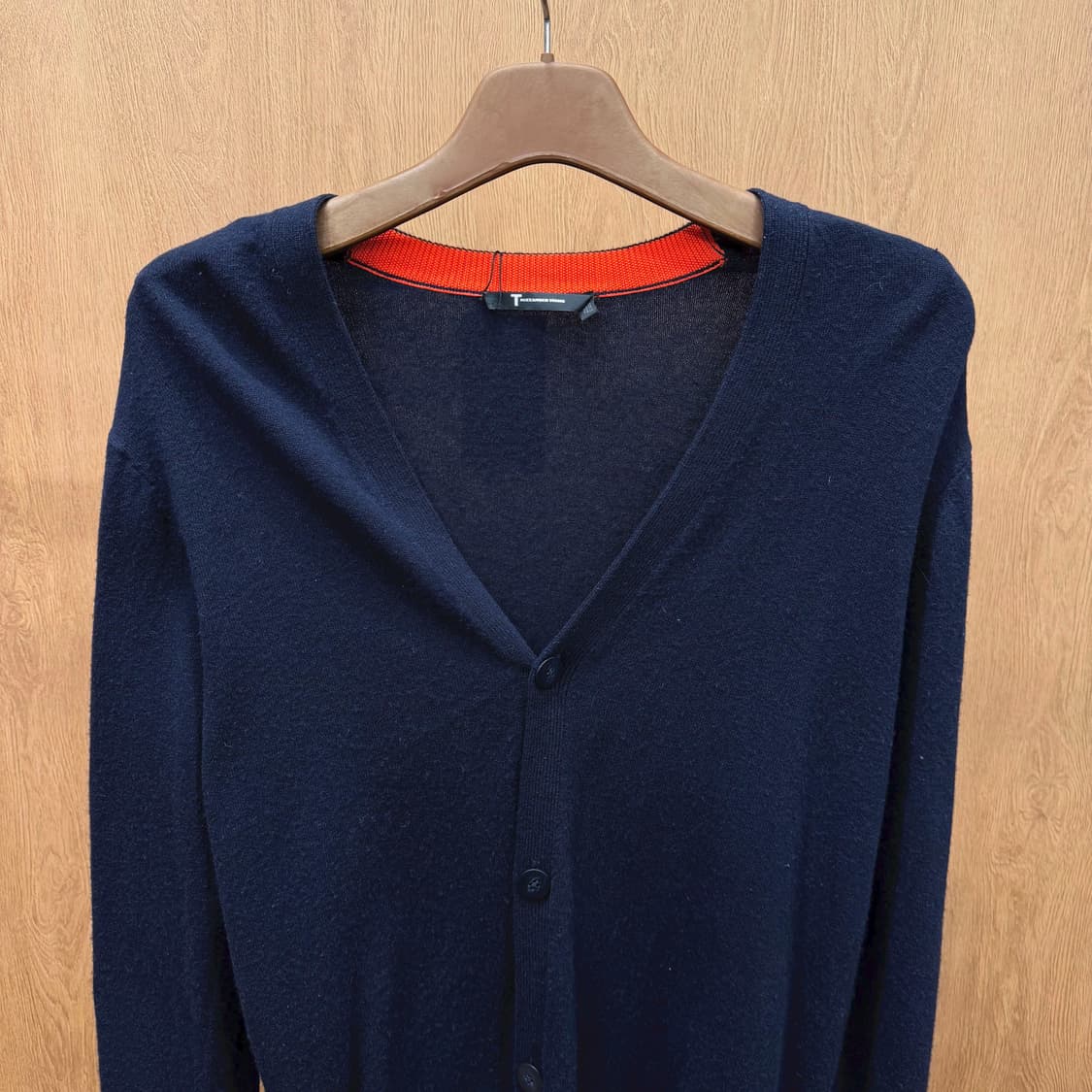 알렉산더 왕 브이넥 니트 가디건 레드 배색 넥라인 디테일 레귤러핏 네이비 상품이미지4