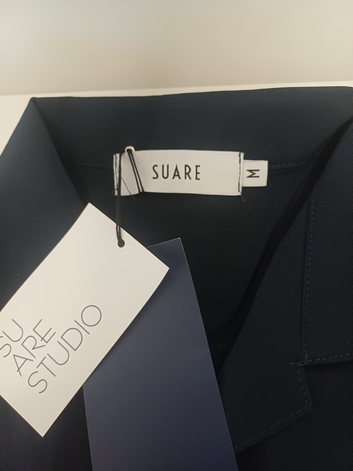 [새상품]수아레(SUARE) 스튜디오 오픈칼라 긴팔셔츠 -[M/네이비] 상품이미지3