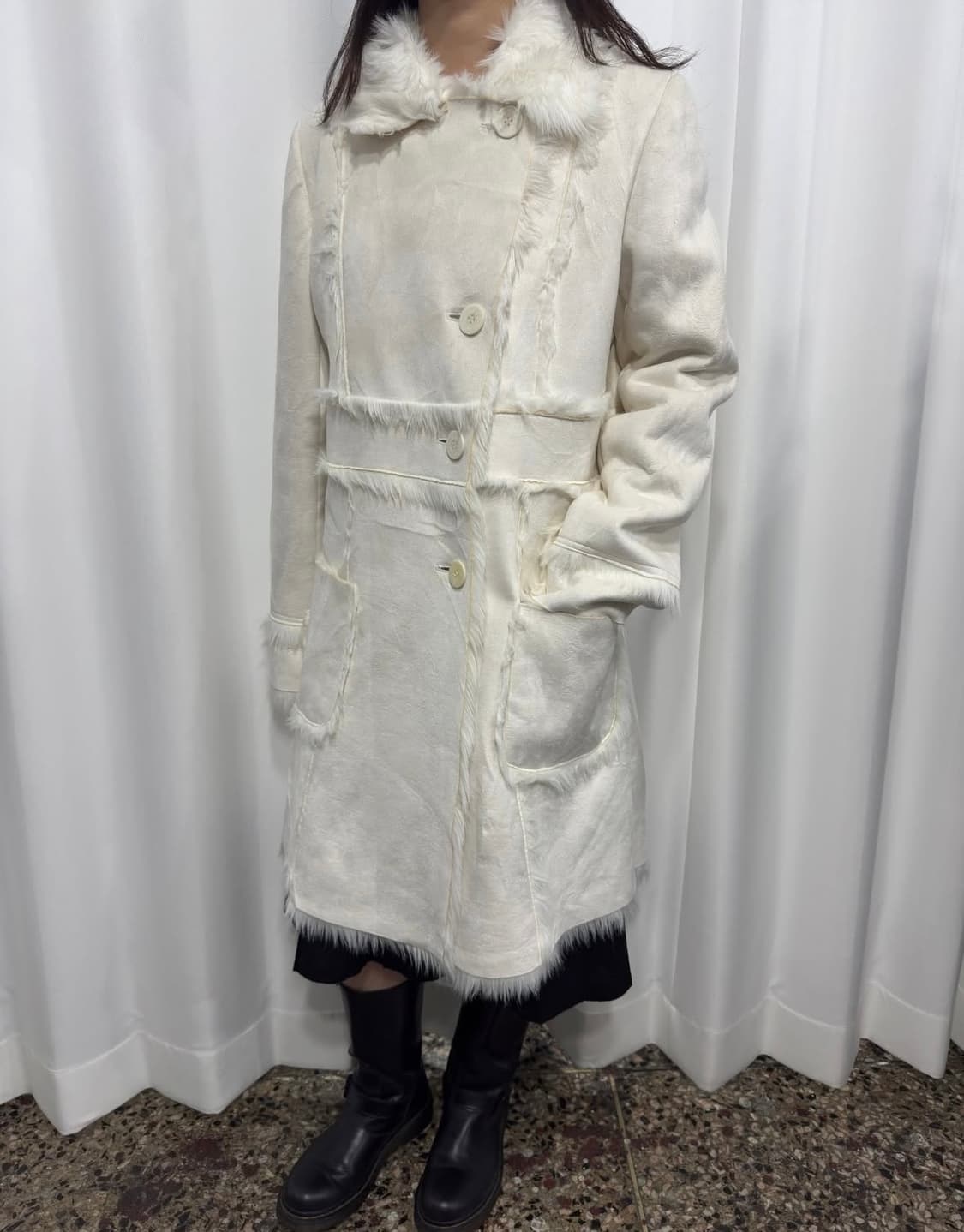 화이트 퍼 디테일 코트 상품이미지3