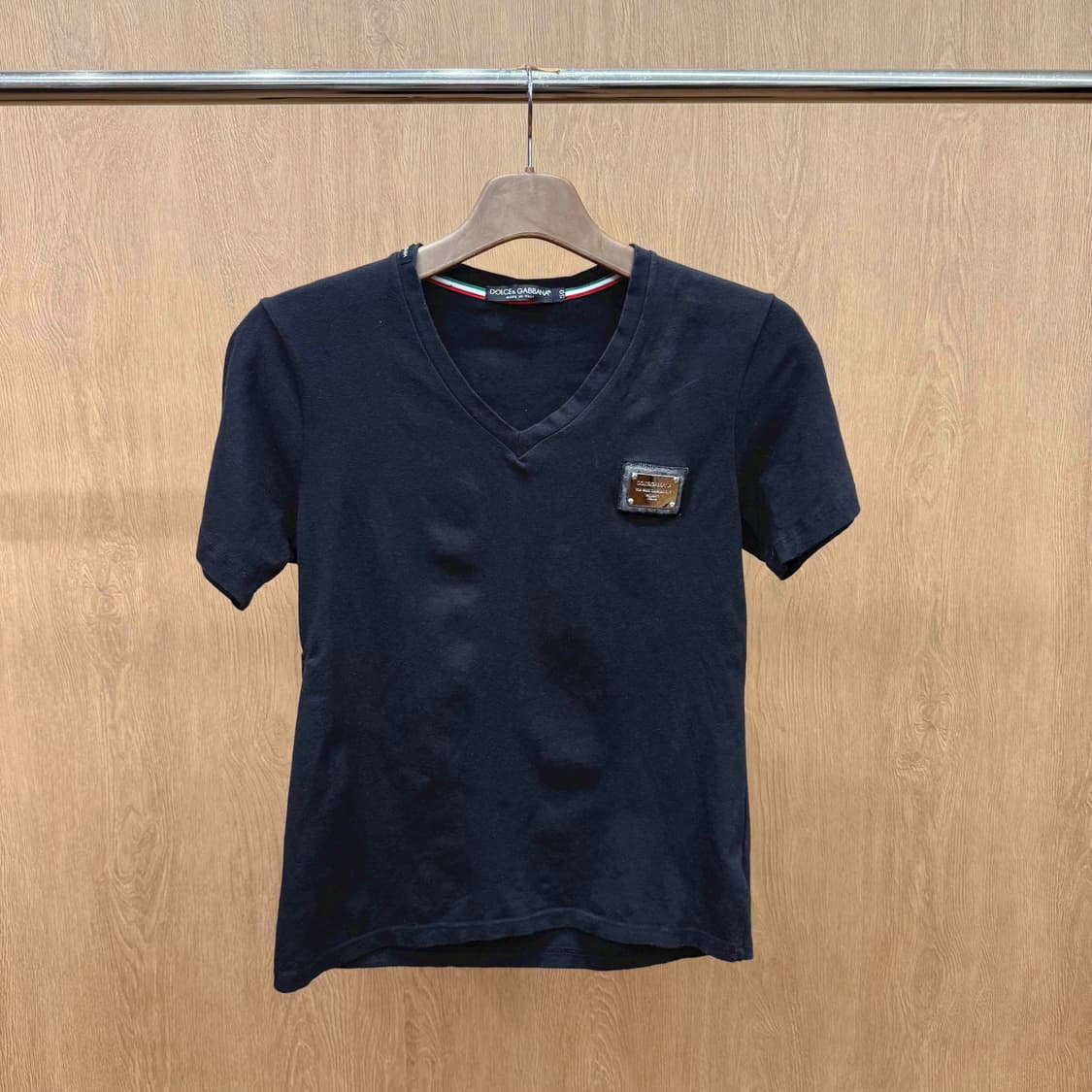 돌체앤가바나 브이넥 반팔 티셔츠 메탈 로고 패치 디테일 블랙 상품이미지2