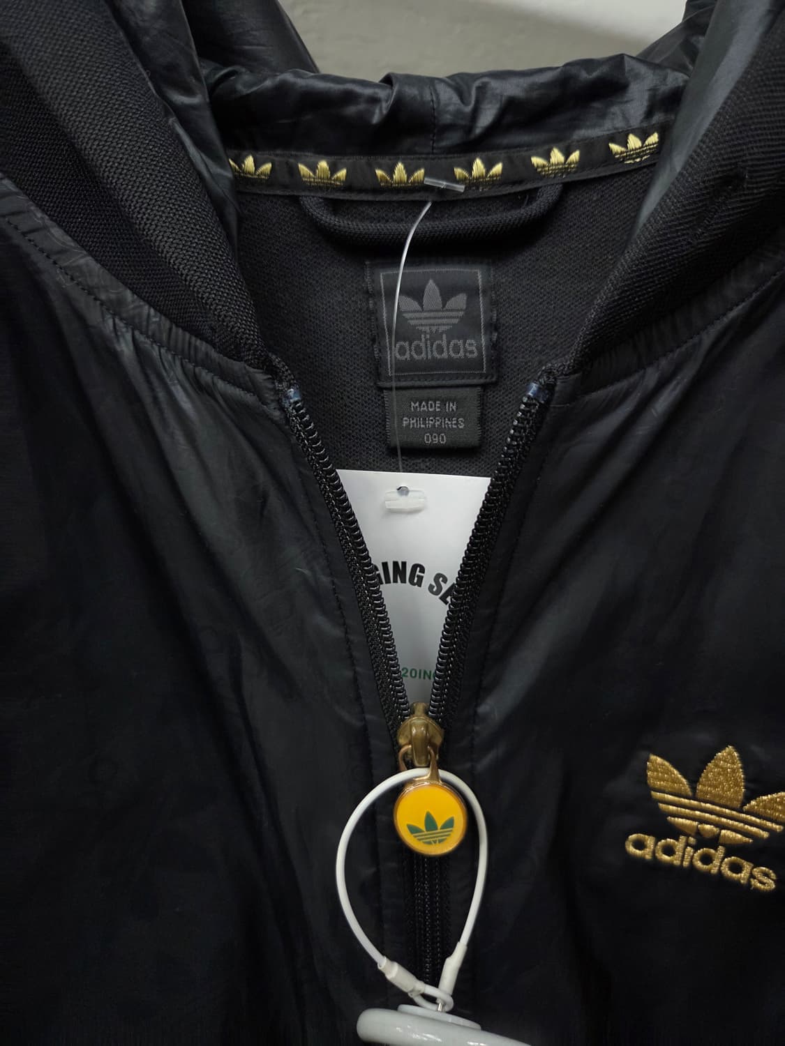 ADIDAS 아디다스 올블랙 골드져지💯 상품이미지3