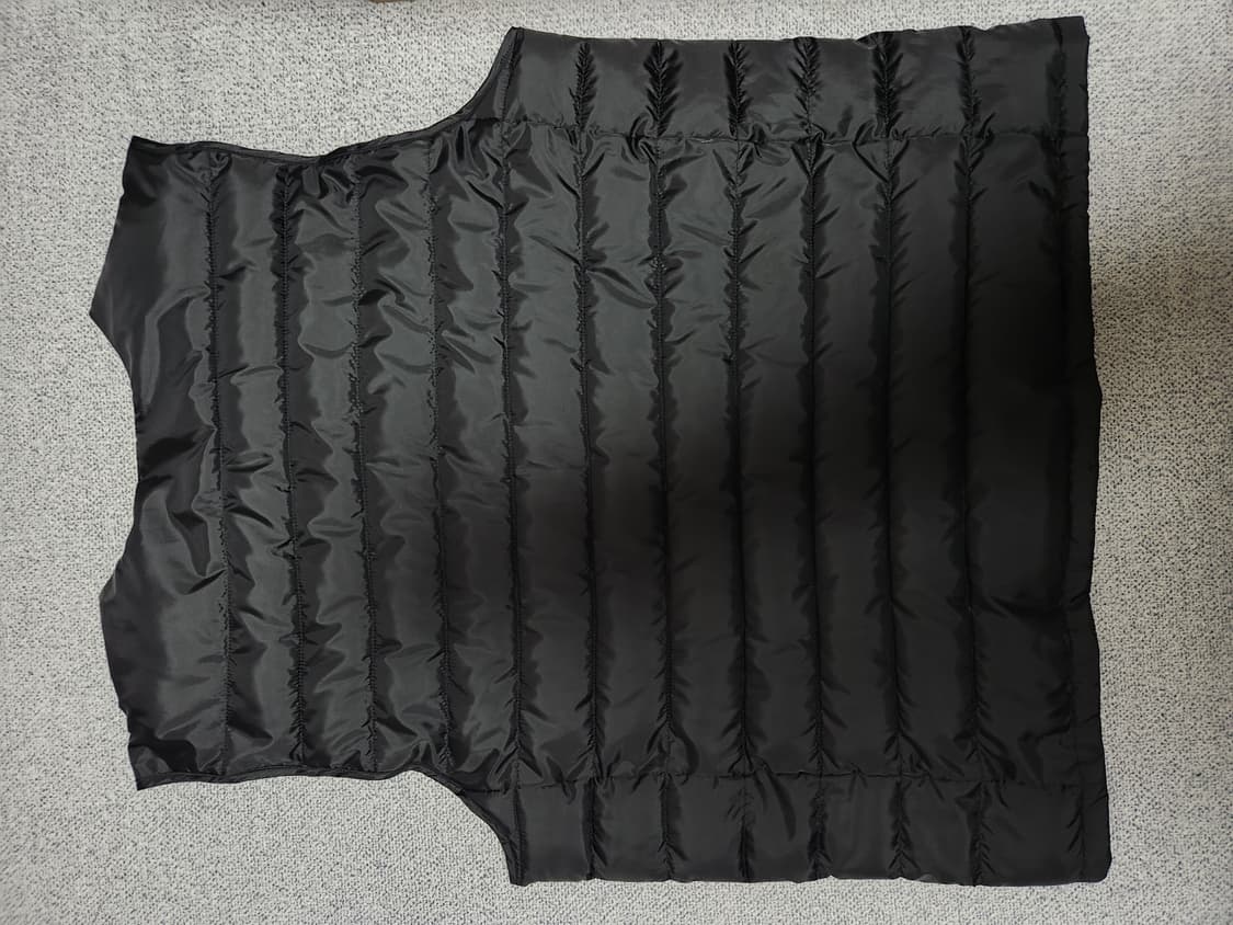 라운드넥 경량패딩 베스트 105사이즈 블랙 팝니다. 상품이미지2