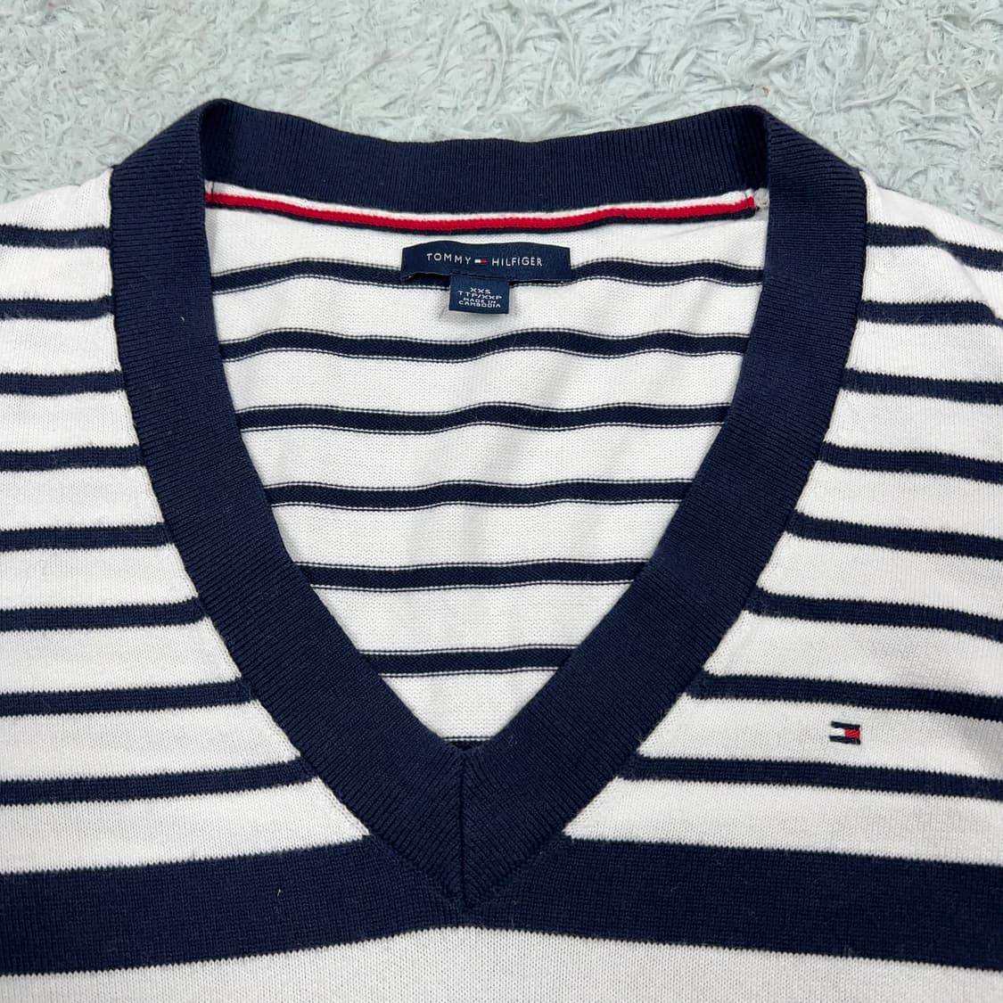 타미힐피거  여성 스트라이프 브이넥 경량 니트 44 상품이미지3