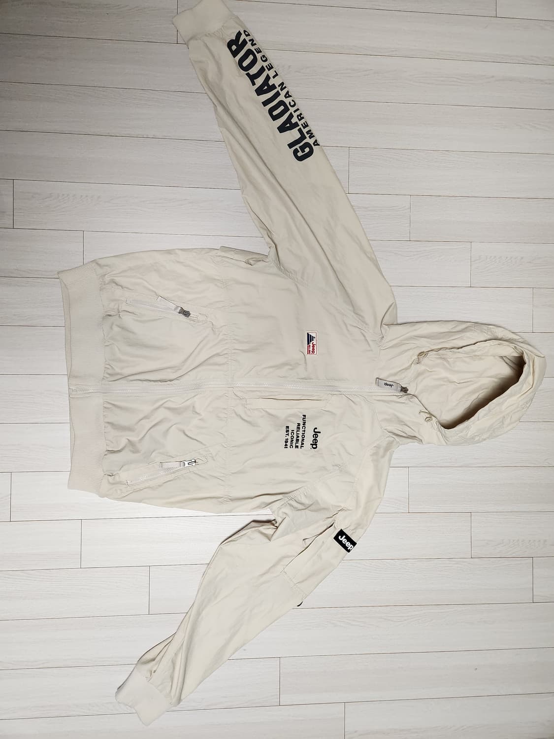 지프 절개디테일바람막이점퍼 L사이즈

사이즈표기 m이나 크게나와서 L로  상품이미지2