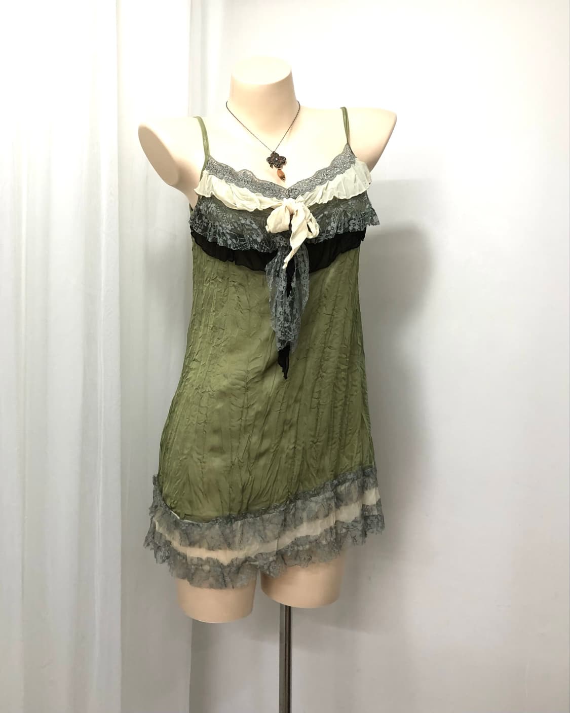 green lace trimmed sleeveless 상품이미지1
