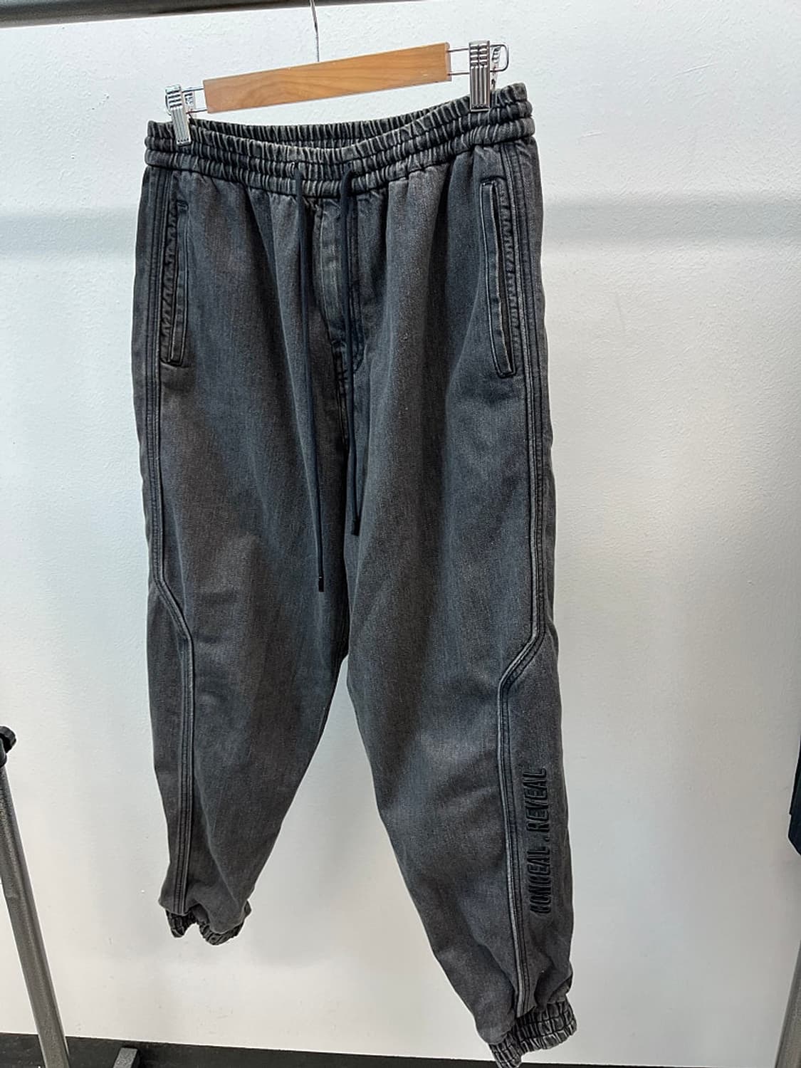 30-32) 준지 흑청 자수 조거팬츠  상품이미지1