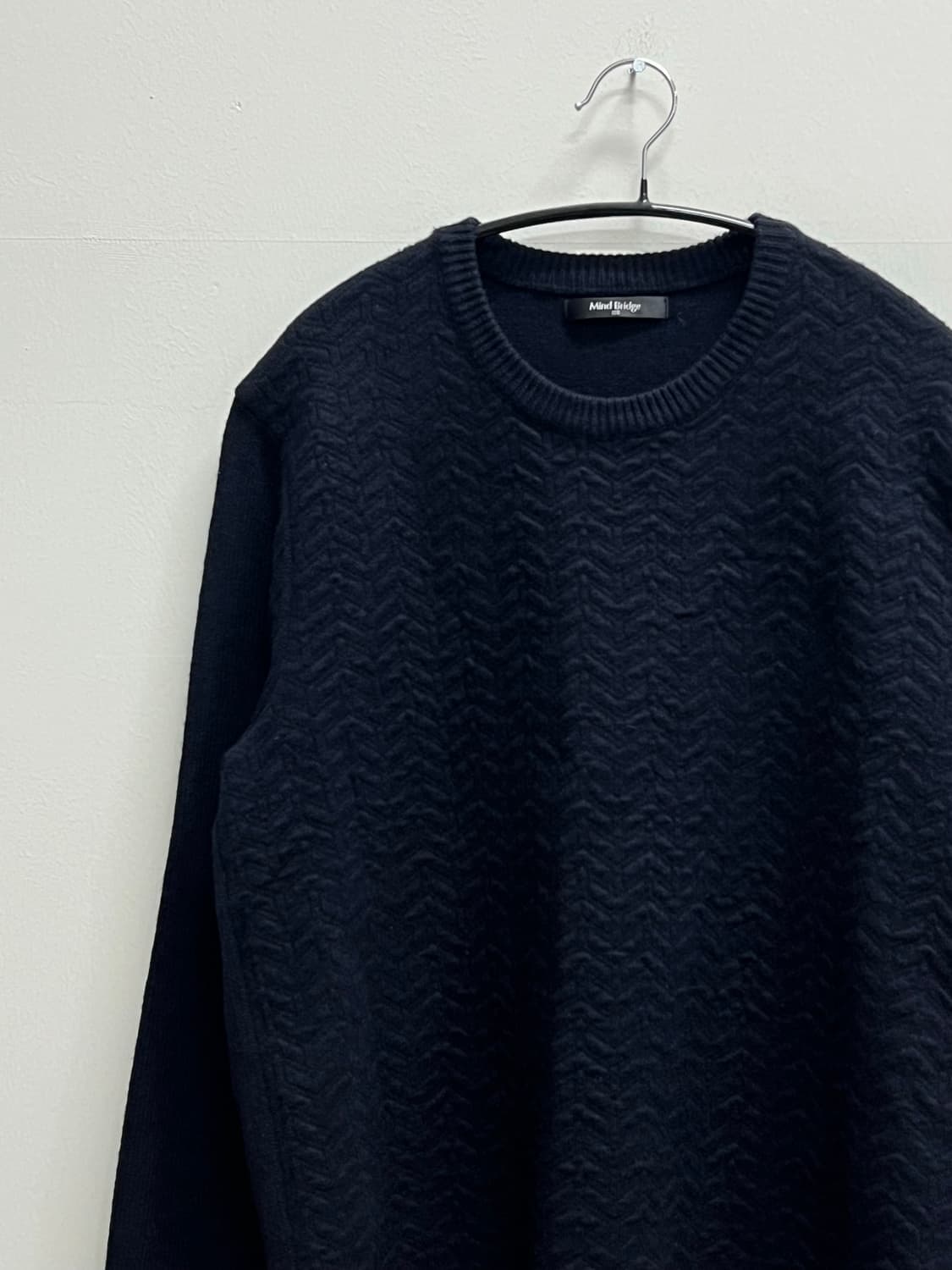 (100) 마인드브리지 헤링본 패턴 라운드 니트 다크네이비 상품이미지3