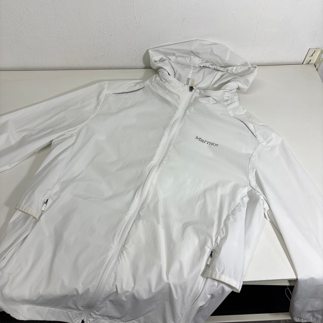 M 마모트 크림화이트 기본로고 등산 경량바람막이 상품이미지1