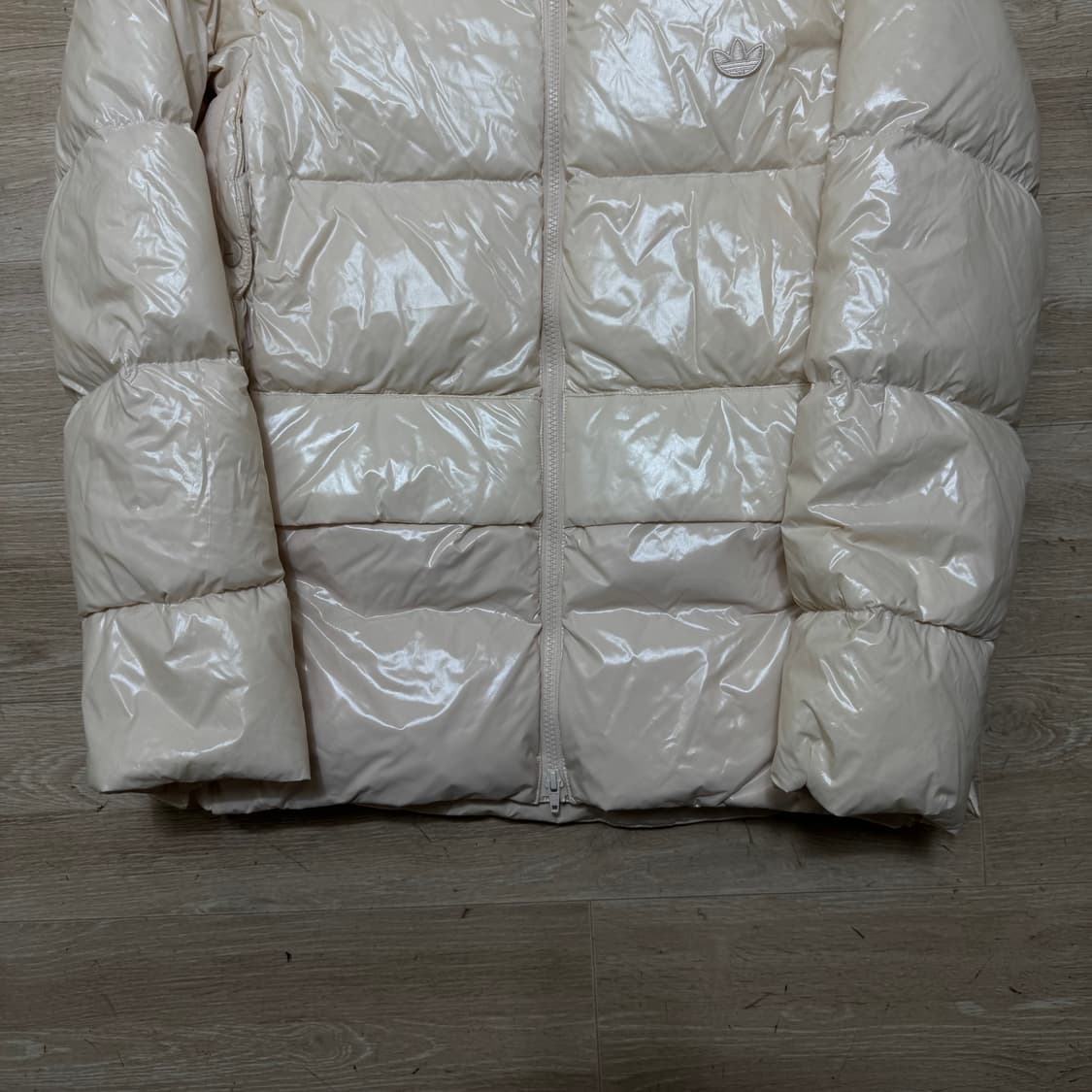 아디다스 덕다운 유광 패딩 상품이미지3